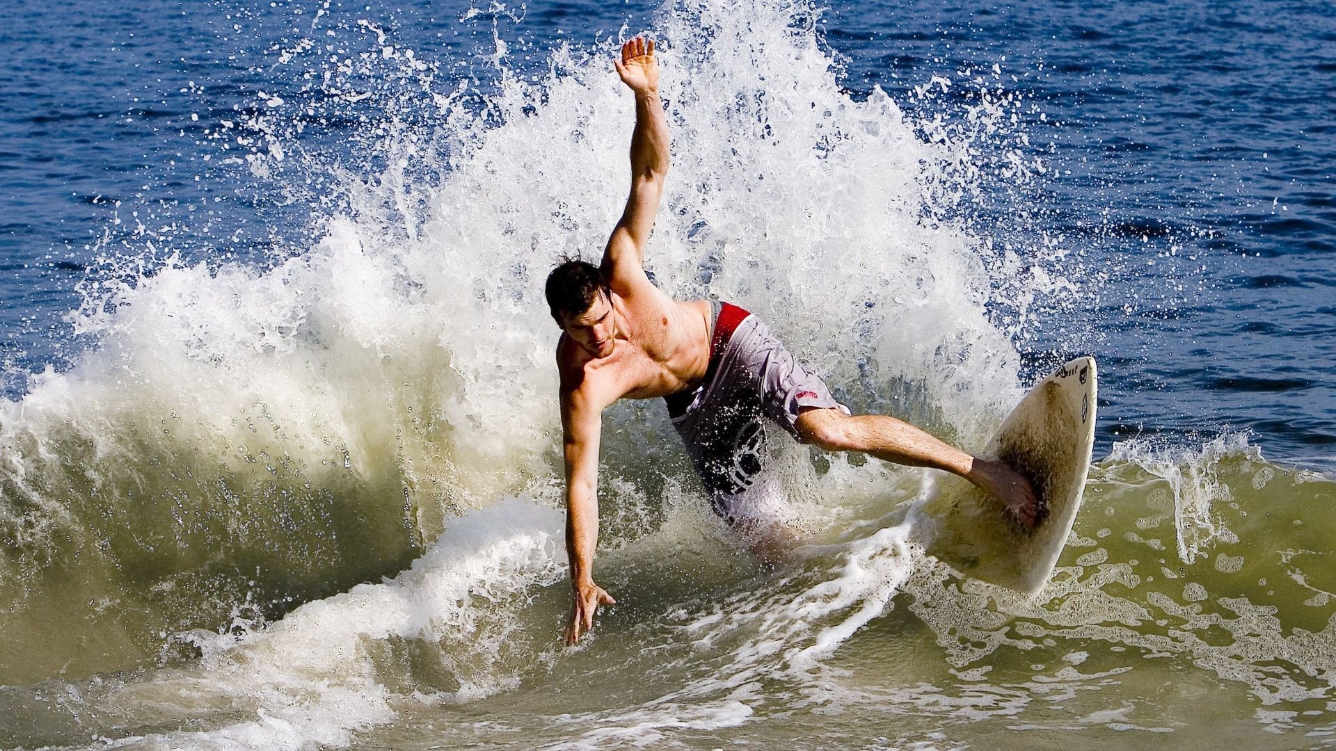 在一次NBA历史纪录比赛中，库里投中14个三分，刷新“单场远投”纪录！