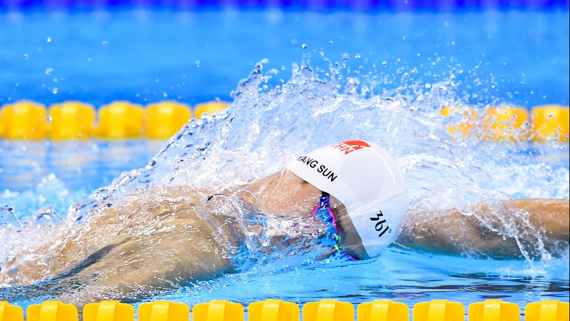 爵士勇猛，米切尔连续投中远距离三分刷新神迹！，米切尔22分全队半场18记三分 爵士灭魔